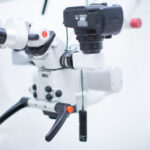 Dva operačné mikroskopy